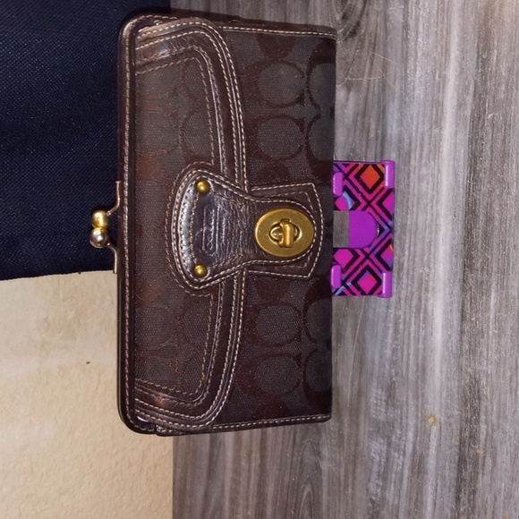 Coach Signature Vintage Kiss Lock And Multi Colored Interior Trifold Wallet - Picture 2 of 13